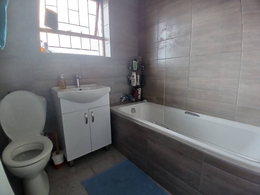 To Let 2 Bedroom Property for Rent in Greenshields Park Eastern Cape